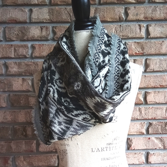 Sacchi 100% Wool Infinity Scarf. - Picture 1 of 5